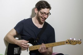 Professeur de guitare, basse, ukulélé et combo